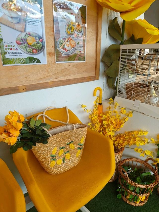 A Relaxing Afternoon at Desaru’s Sunny Yellow Café