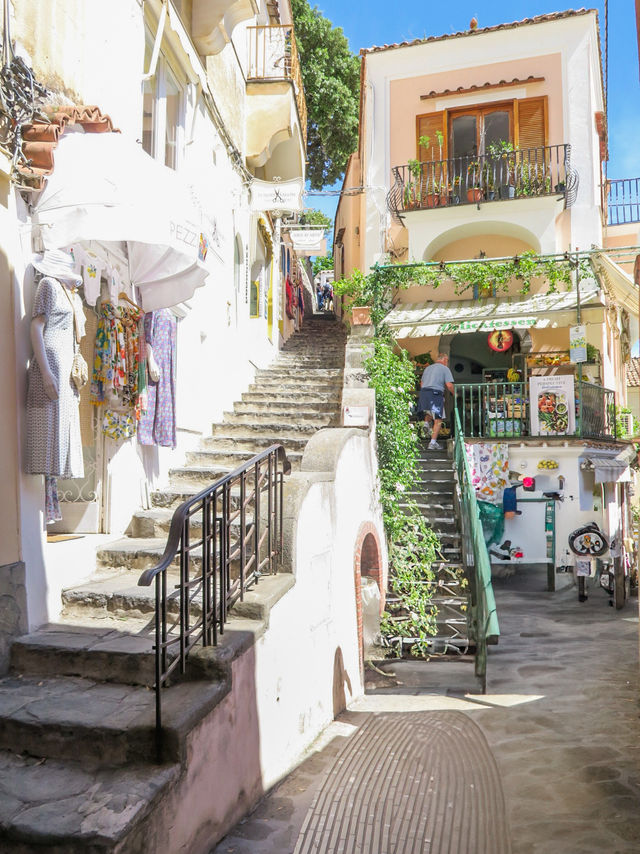 ポジターノ,イタリア🇮🇹|きらめく南イタリアのリゾート地✨