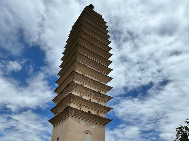 🏯☀️ Exploring the Majestic Three Pagodas of Dali (崇圣三塔)