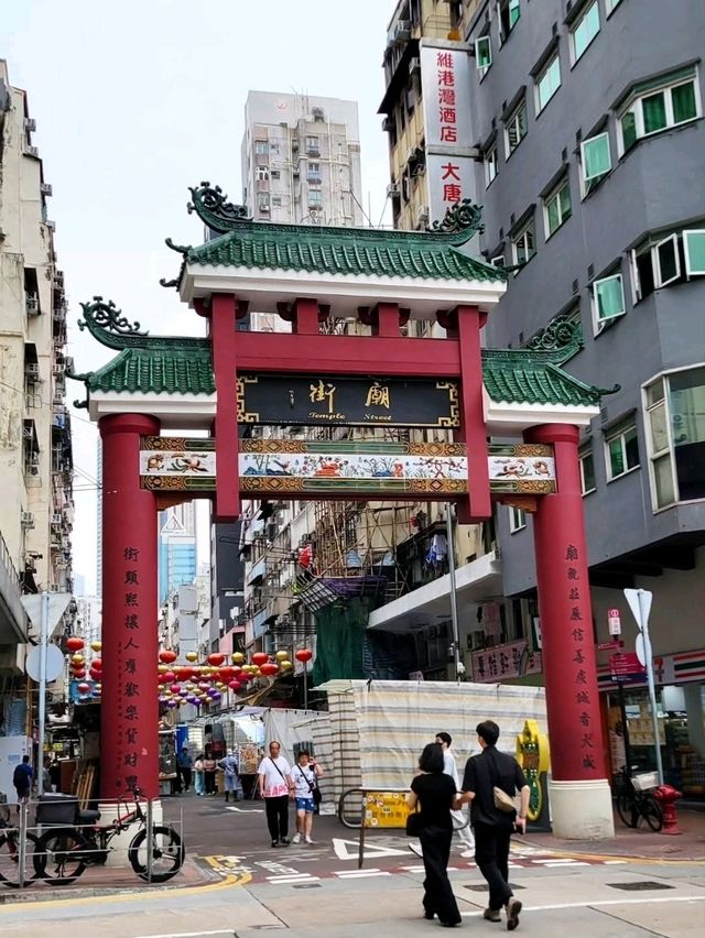 Lively Stroll Through Kowloon