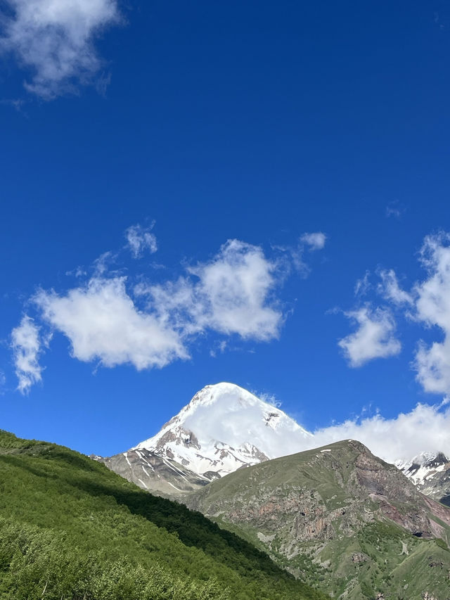 🏔 게르게티 삼위일체 교회 – 카즈베기의 하이라이트