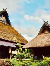 🏡「時光慢下來，走進茅草屋的田園故事。」