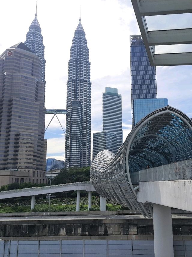 จุดถ่ายภาพสะพานสวยแปลกตา Saloma Link Bridge