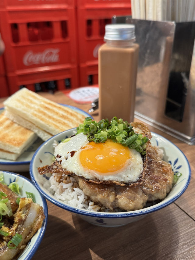 《兩草必食香煎脆邊蛋肉餅飯》