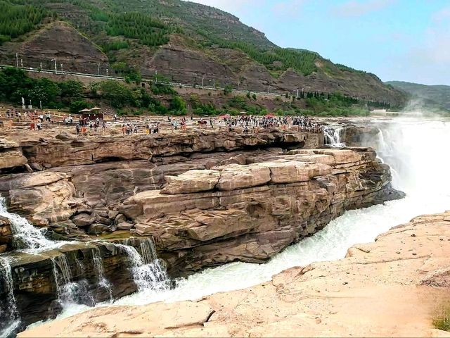 “The Yellow River in Dry Season: The Silent Power of China’s Mother River” “The Yellow River in Dry Season: The Silent Power of China’s Mother River”