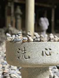 洞窟内の鳥居・・神秘的な雰囲気 願いを叶える為に積まれた石・・