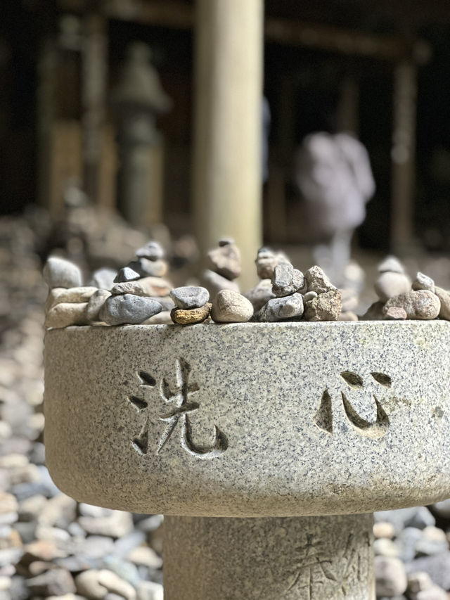 洞窟内の鳥居・・神秘的な雰囲気 願いを叶える為に積まれた石・・
