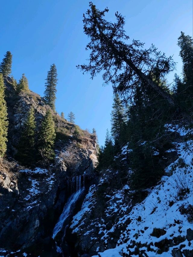 "Flying Dragon's Cascade": A Dynamic Winter Spectacle "Flying Dragon's Cascade": A Dynamic Winter Spectacle