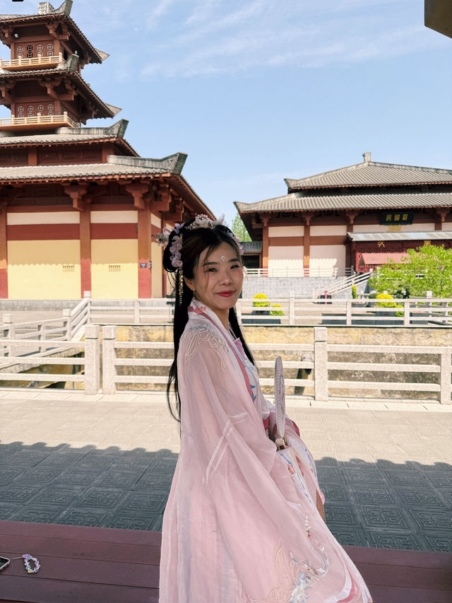 Walking Through Qin Palace in Hanfu
