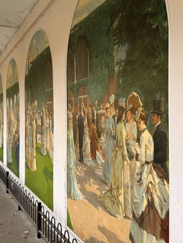 🌳✨ Green Escape & Elegance at Holland Park 🏞️