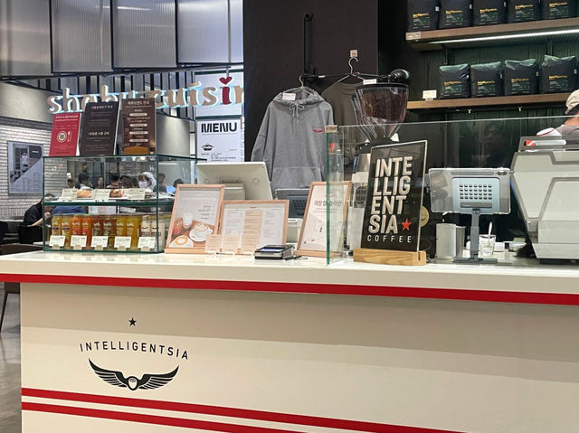 인텔리젠시아 커피 도시의 한복판에서 만나는 조용한 리듬 인텔리젠시아 커피 도시의 한복판에서 만나는 조용한 리듬