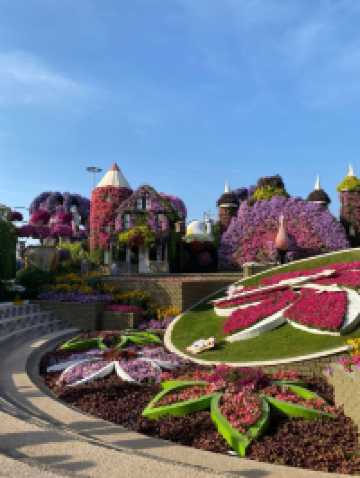 DUBAI MIRACLE GARDEN: A FLOWER UNIVERSE IN THE MIDDLE OF THE DESERT