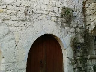 ซุ้มประตูที่ซ่อนเร้นและเสียงกระซิบอันเป็นนิรันดร์