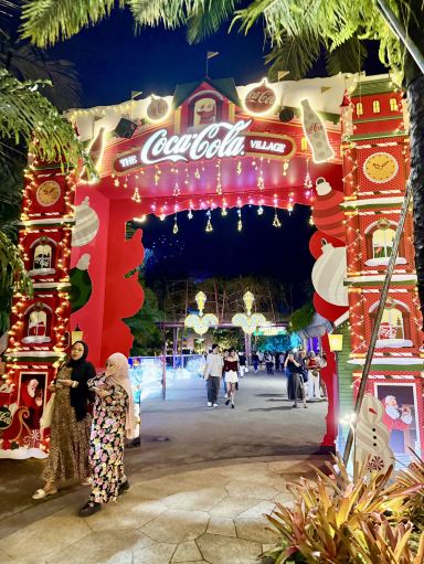 A Giant Coca-Cola Tree Lighting Up Christmas Wonderland | Trip.com