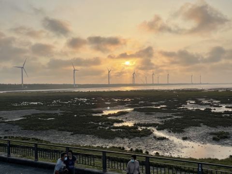 台中・清水区｜夕陽が空と海面を黄金色に染める湿地の秘境。 | Trip