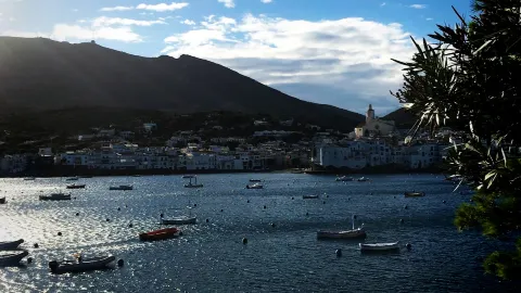 ไข่มุกสีขาวแห่งโกสตาบราวา: วันอันแสนวิเศษในกาดาเกส (Cadaqués) — traveler post in Cadaques