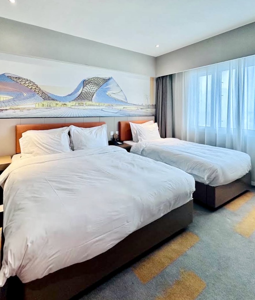 🔆 Wanda Holiday Hotel, also known as Holiday Inn Harbin-City Centre, is a 4-star hotel located right in the heart of Harbin, China.

🔆 The biggest highlight of this hotel is its prime downtown location. It sits directly opposite the south entrance of Zhongyang Pedestrian Street, making it a top accommodation choice for Thai tourists and tour groups.

🎈🎈 Hotel Amenities 🎈🎈

✔️ Offers a diverse breakfast buffet, a fitness center, and a 24-hour front desk.

✔️ There's a self-service laundry room (with washers and dryers) on the 2nd floor, which is incredibly convenient for travelers dealing with snowy conditions.

✅✅ Our family of 3 (parents and a child) booked 1 family room for a 2-night stay at 5,7xx THB per night (breakfast included).

✅✅ Overall, we found it to be a fantastic value. The rooms are great and the location is unbeatable. You can reach St. Sophia's Cathedral in about 5 minutes and the Songhua River in about 15 minutes, or simply cross the road to take a stroll along Zhongyang Pedestrian Street.

📍📍 Location: No. 90 Jingwei Street, Daoli District, Harbin (near the subway station and the starting point of Zhongyang Pedestrian Street)

📸 trip</ctag> : 12/27/2024 - 01/03/2025

  trip   travel      