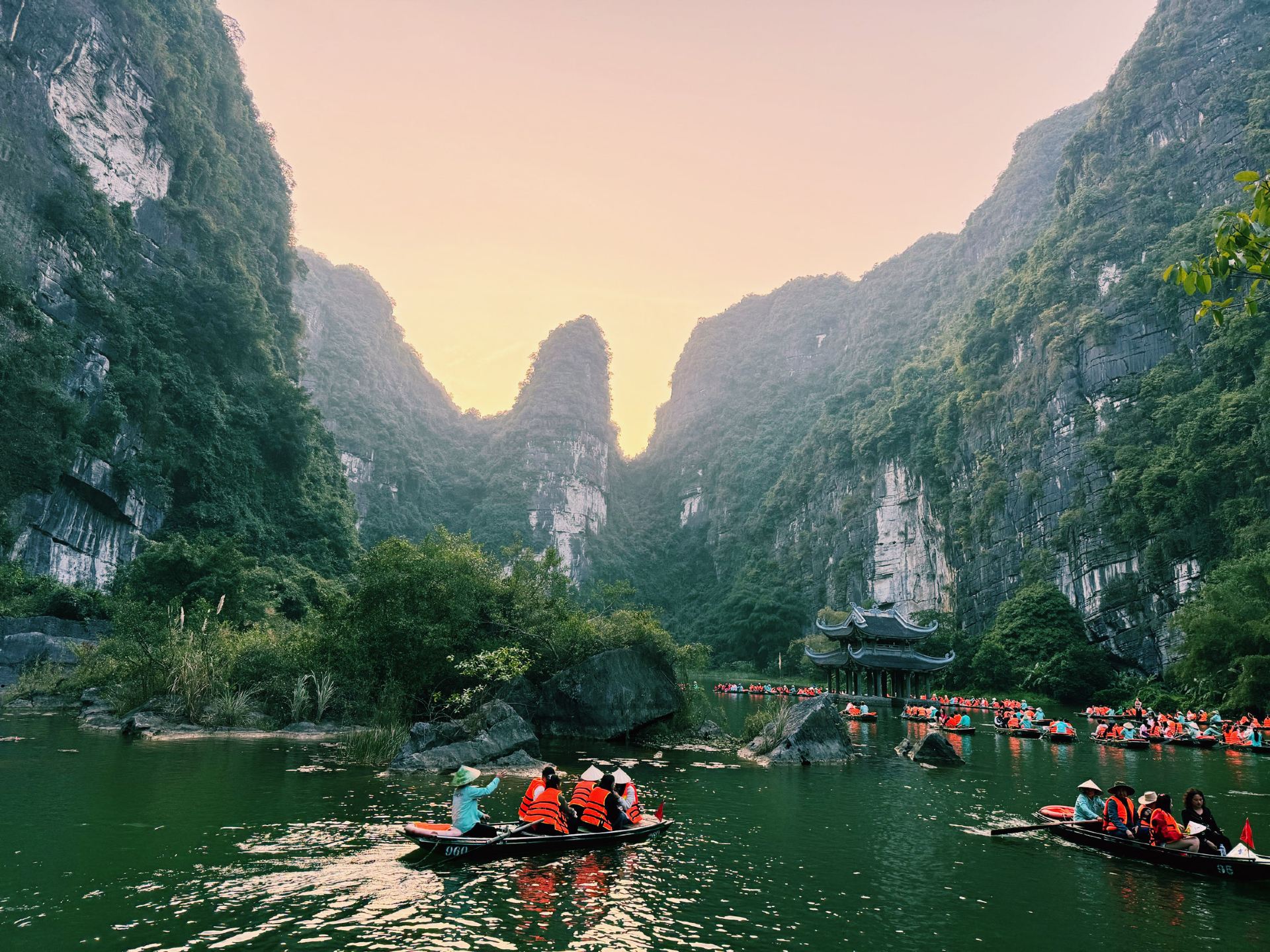 The Ninh Binh boat ride I didn’t expect to love this much 🌿🚣‍♀️