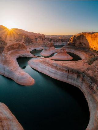 Colorado Plateau, USA 🏜️

The Colorado Plateau is one of the most spectacular landscapes in the American Southwest, covering parts of Arizona, Utah, Colorado, and New Mexico. It is famous for its enormous red-rock formations, deep canyons, mesas, arches, and desert landscapes.

🌄 Highlights

· Grand Canyon, Arizona – one of the world’s most famous river-carved canyons.
· Monument Valley, Arizona/Utah – iconic sandstone buttes and mesas.
· Antelope Canyon, Arizona – narrow sandstone slot canyon with dramatic light beams.
· Horseshoe Bend, Arizona – spectacular bend of the Colorado River.
· Bryce Canyon, Utah – famous for its orange-red hoodoos.
· Zion National Park, Utah – towering sandstone cliffs and dramatic valleys.
· Arches National Park, Utah – hundreds of natural sandstone arches.
· Canyonlands National Park, Utah – vast canyons, mesas and remote desert scenery.
· Capitol Reef, Utah – colorful cliffs, domes and geological formations.

🧭 Why visit?

The plateau is especially fascinating because its landscape exposes millions of years of geological history. Different layers of sandstone, limestone and other rocks create the striking red, orange, cream and brown colors seen throughout the region.

Best time: April–May and September–October for generally more comfortable temperatures. Summer can be extremely hot, particularly in lower-elevation desert areas.

