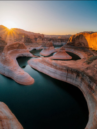 美國科羅拉多高原🏜️
科羅拉多高原是美國西南部最壯觀的景觀之一,橫跨亞利桑那州、猶他州、科羅拉多州和新墨西哥州的部分地區。它以其巨大的紅色岩層、深邃的峽谷、台地、拱門和沙漠景觀而聞名。
🌄 亮點
· 大峽谷,亞利桑那州 – 世界上最著名的河流侵蝕峽谷之一。
· 紀念碑谷,亞利桑那州/猶他州 – 標誌性的砂岩孤丘和台地。
· 羚羊峽谷,亞利桑那州 – 狹窄的砂岩縫隙峽谷,陽光透過岩石照射進來,形成壯觀的光束。
· 馬蹄灣,亞利桑那州 – 科羅拉多河的壯觀彎道。
· 布萊斯峽谷,猶他州 – 以其橙紅色的石柱群而聞名。
· 錫安國家公園,猶他州 – 高聳的砂岩懸崖和壯麗的峽谷。
· 拱門國家公園,猶他州 – 數百座天然砂岩拱門。
· 猶他州峽谷地國家公園-廣闊的峽谷、台地和荒涼的沙漠風光。
· 猶他州國會礁國家公園-色彩斑斕的懸崖、穹頂和地質構造。
🧭 為什麼要去?
這片高原尤其迷人,因為它展現了數百萬年的地質歷史。不同層狀的砂岩、石灰岩和其他岩石造就了該地區引人注目的紅色、橙色、乳白色和棕色。
最佳旅遊時間:四月至五月和九月至十月,氣溫通常較為舒適。夏季可能非常炎熱,尤其是在海拔較低的沙漠地區。