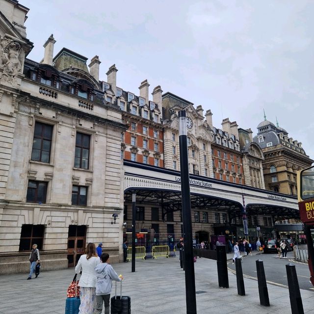 🚂🇬🇧 Discovering Victoria Station: London's Transportation Hub! 🚆🚇