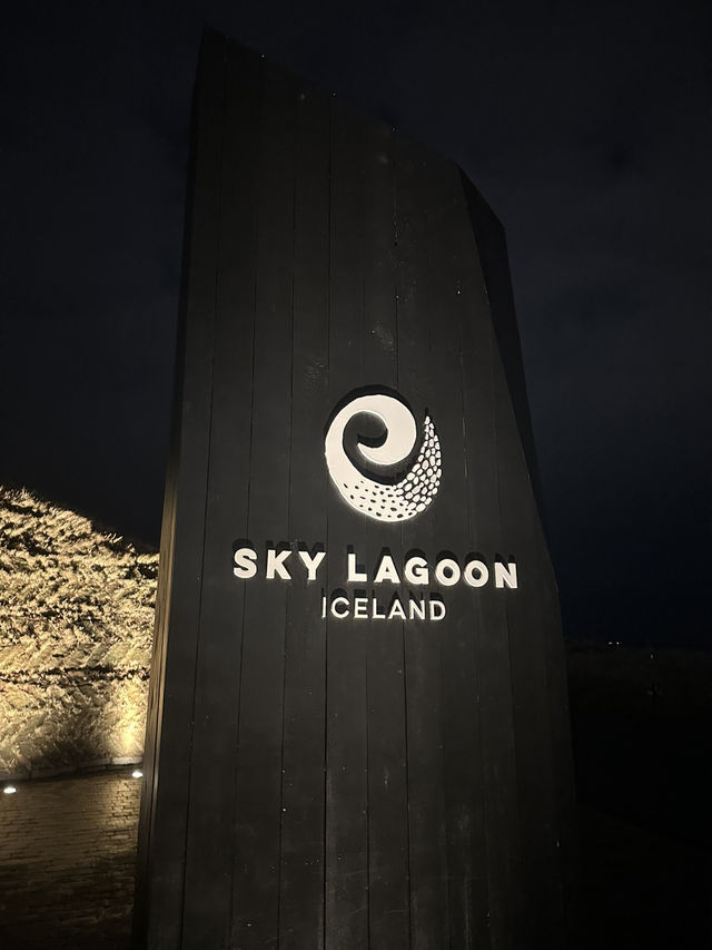 【冰島天空溫泉：聖誕必去景點之一，充滿現代和傳統溫泉的風格！】