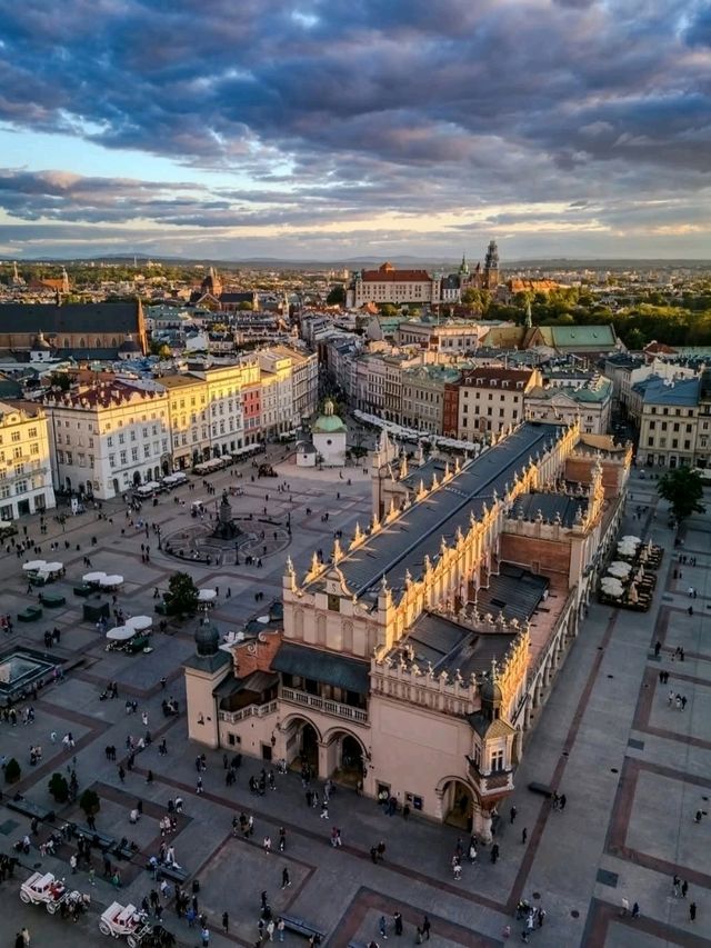 🏰✨ “Historic Heartbeat: Exploring Kraków’s Timeless Charm” 🇵🇱