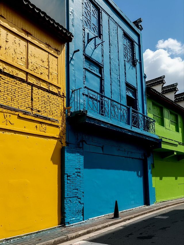 Разноцветная улица рядом с City God Temple Разноцветная улица рядом с City God Temple