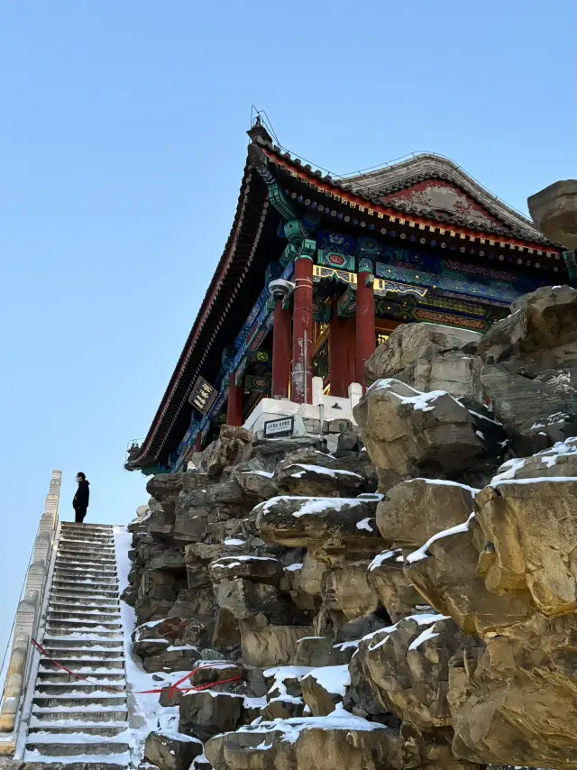 夕陽下的中式石獅子氛圍滿分  