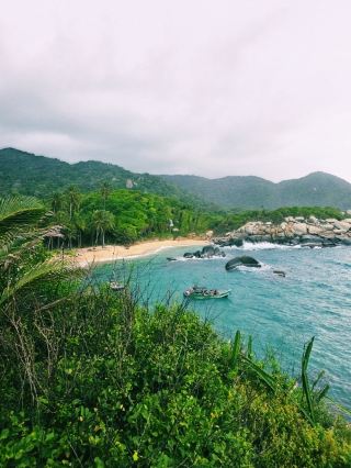 อุทยานแห่งชาติไทโรนา — ที่ซึ่งป่าดิบชื้นบรรจบกับทะเลแคริบเบียน 🌴🌊