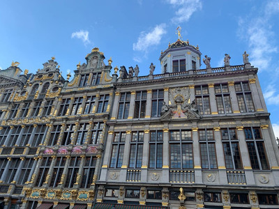 ベルギー、ブリュッセルのグランプラス散歩：時間を超えた旅 | Trip 