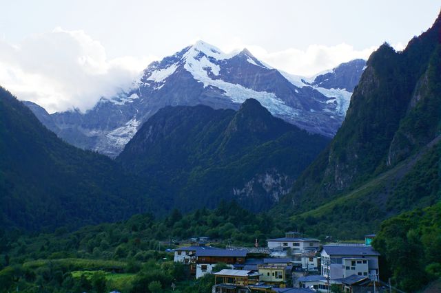 雨崩村寶藏觀景民宿 推窗看日照金山