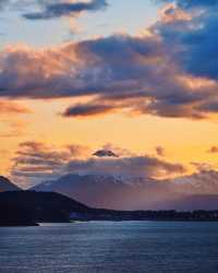 Alaska's Sunsets: A Symphony of Colors Against the Snow-Capped Peaks 🌅