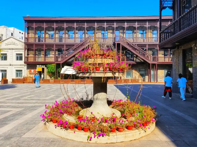 Zhonghua Baroque Style Street, also known as Old Dao Wai, is recommended for a visit when touring in Harbin, where you can experience the semi-Chinese and semi-foreign architecture and style