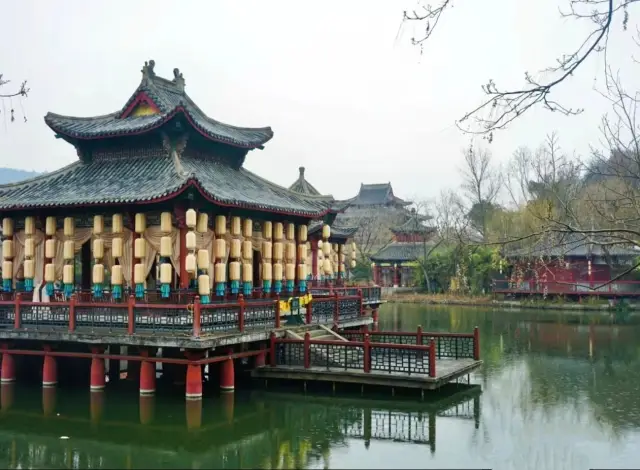 Hengdian Film and Television City offers a weekend package for two days and one night at an average cost of 500 yuan per person, all inclusive