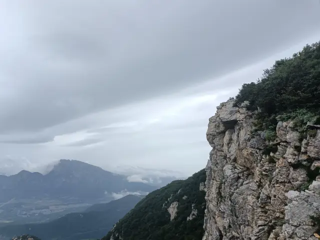 煙雨急行登嵩山