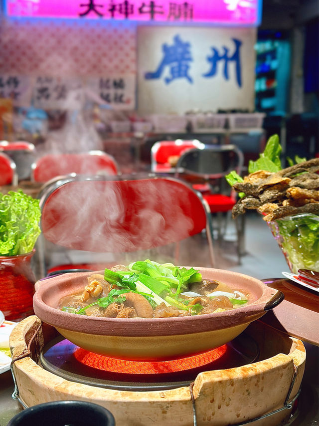 同朋友聚餐，就愛牛腩牛雜煲的煙火氣！
