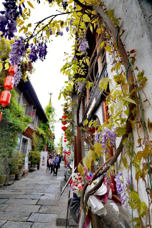 Stroll around the charming Nanjing Laomendong in the beautiful spring weather