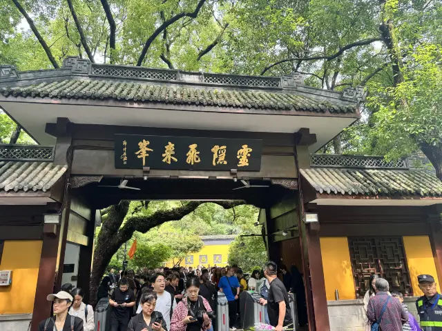 Hangzhou Drifters Revisit Lingyin Temple