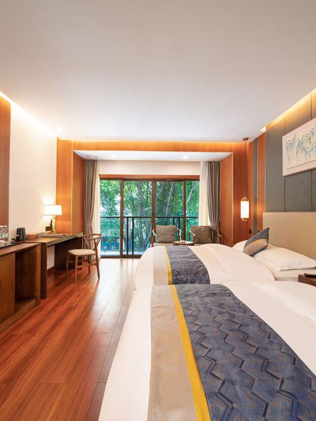 🌿🏞️ Guizhou's Hidden Gem: Huangguoshu Qishouju Hotel 🛌💐