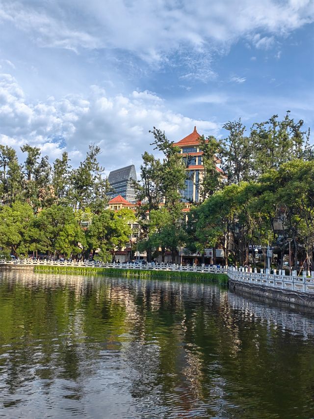 昆明老街，翠湖，石屏會館，翠湖里餐館