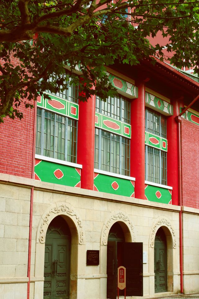 一座堪稱歷史建築博物館的大學。