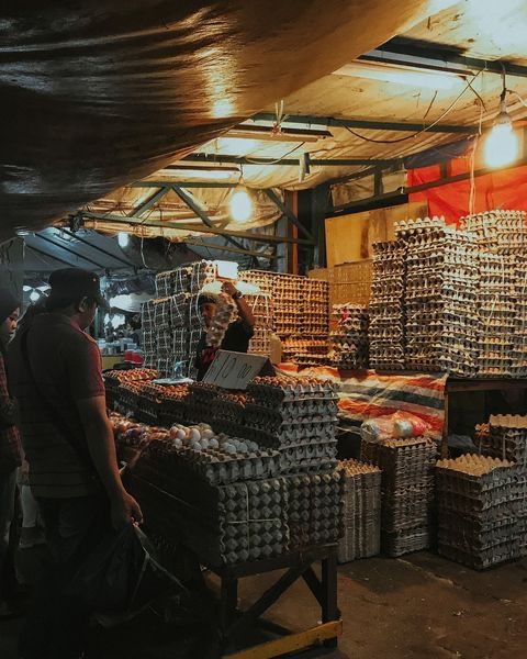 亞蘭夜市：穿越邊境的奇妙夜晚 。