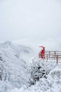 在光霧山拍攝的紅色戰國袍與雪景簡直絕配！