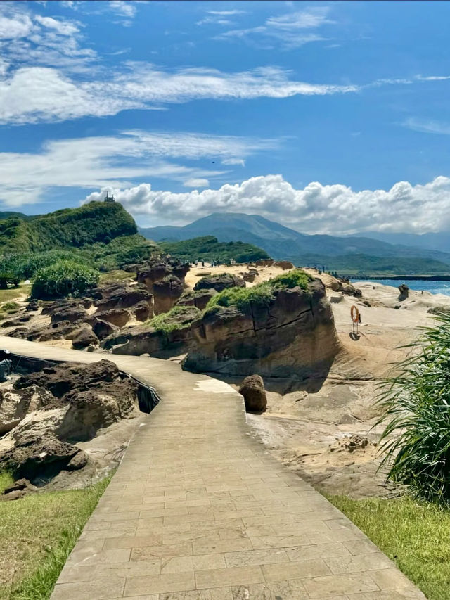 岩石與海風的對話：野柳地質公園的奇幻之旅