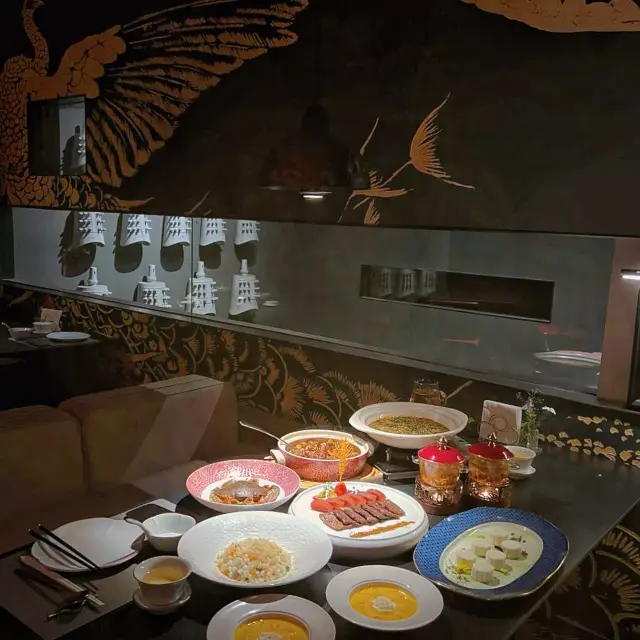 This restaurant in Zhengzhou is more than just a place to eat, it's like a time machine!