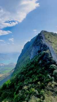 唔登上山頂，又點去欣賞呢片大好河山呢？