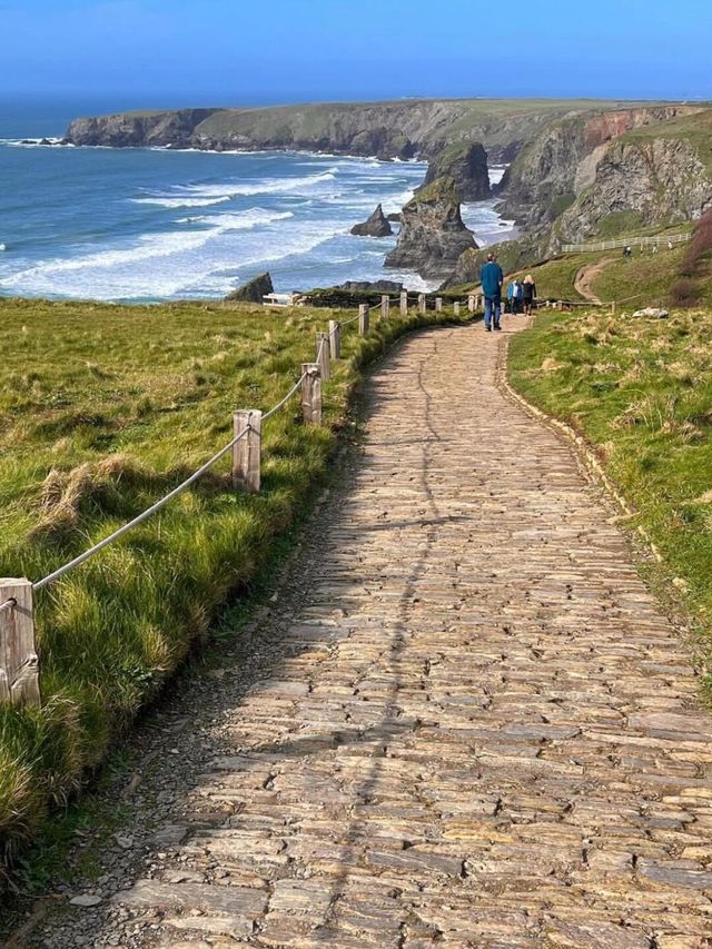 【英國小眾旅遊勝地：貝德魯坦台階】 在英格蘭康沃爾郡，隱藏著一處宛如世外桃源般的小眾景點——