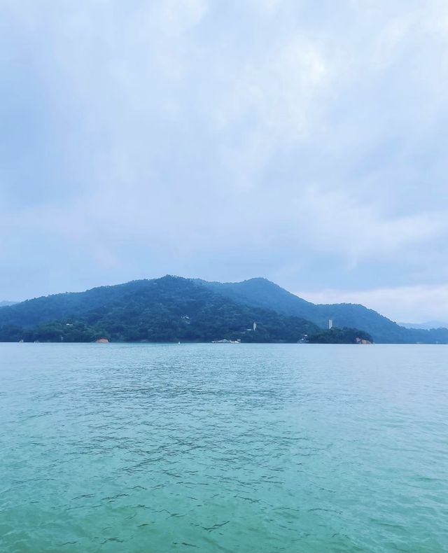 萬綠湖碧波蕩漾，粵東明珠映客來