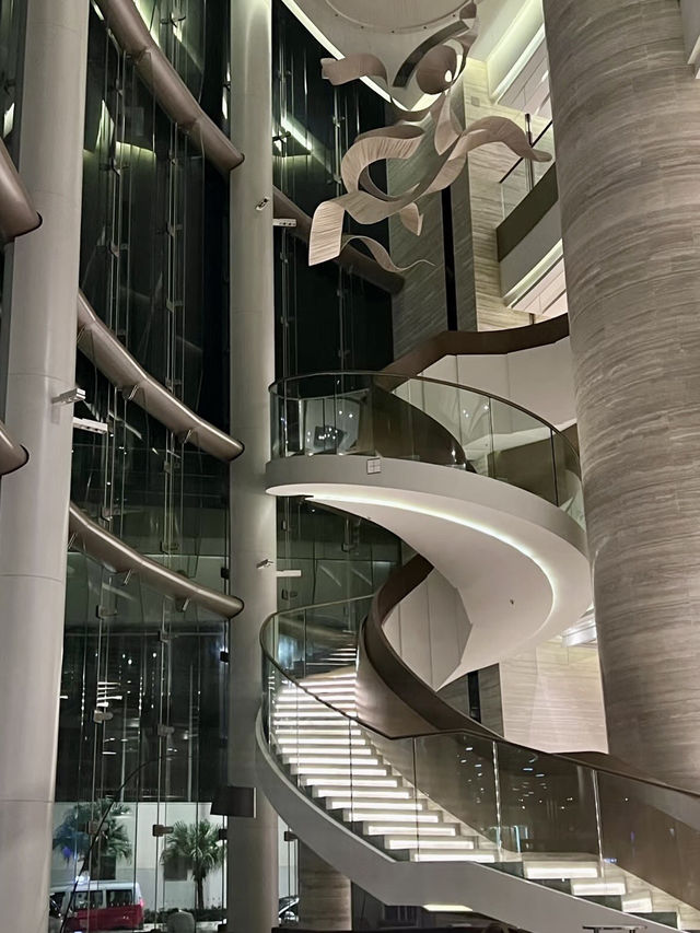 都市光影下的童趣時光：香港九龍東皇冠假日酒店